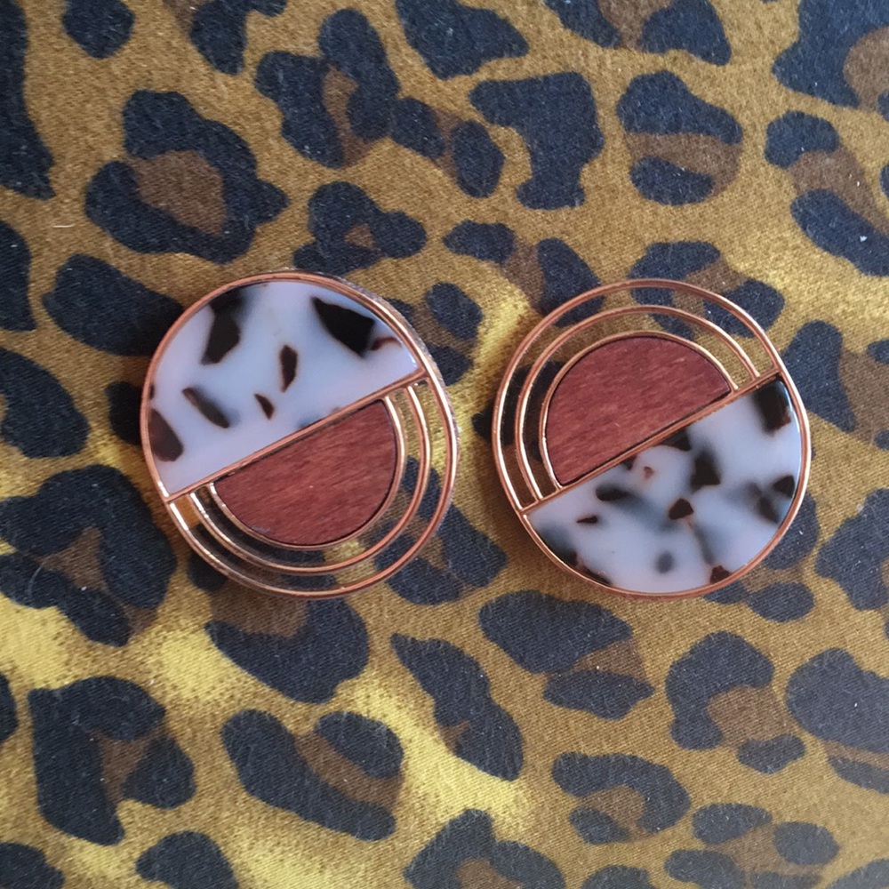 Gold, tortoise shell stud earrings